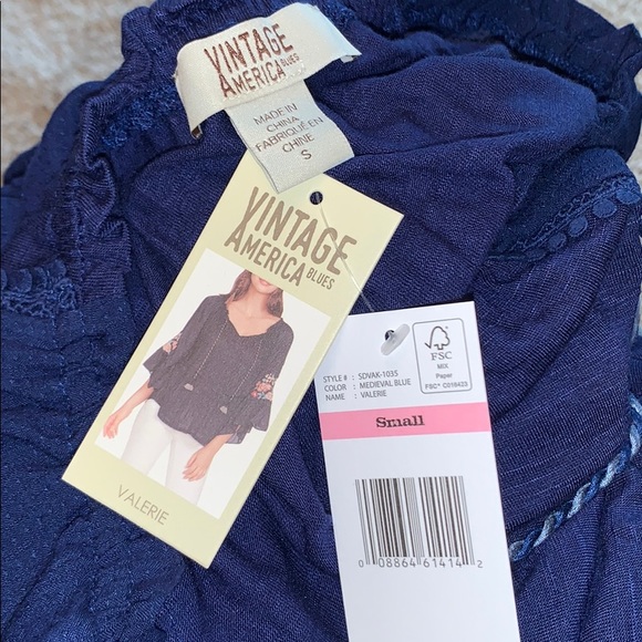 ⭐️🆕 Floral Boho Bell Sleeve Navy Top🌺 - Picture 2 of 8